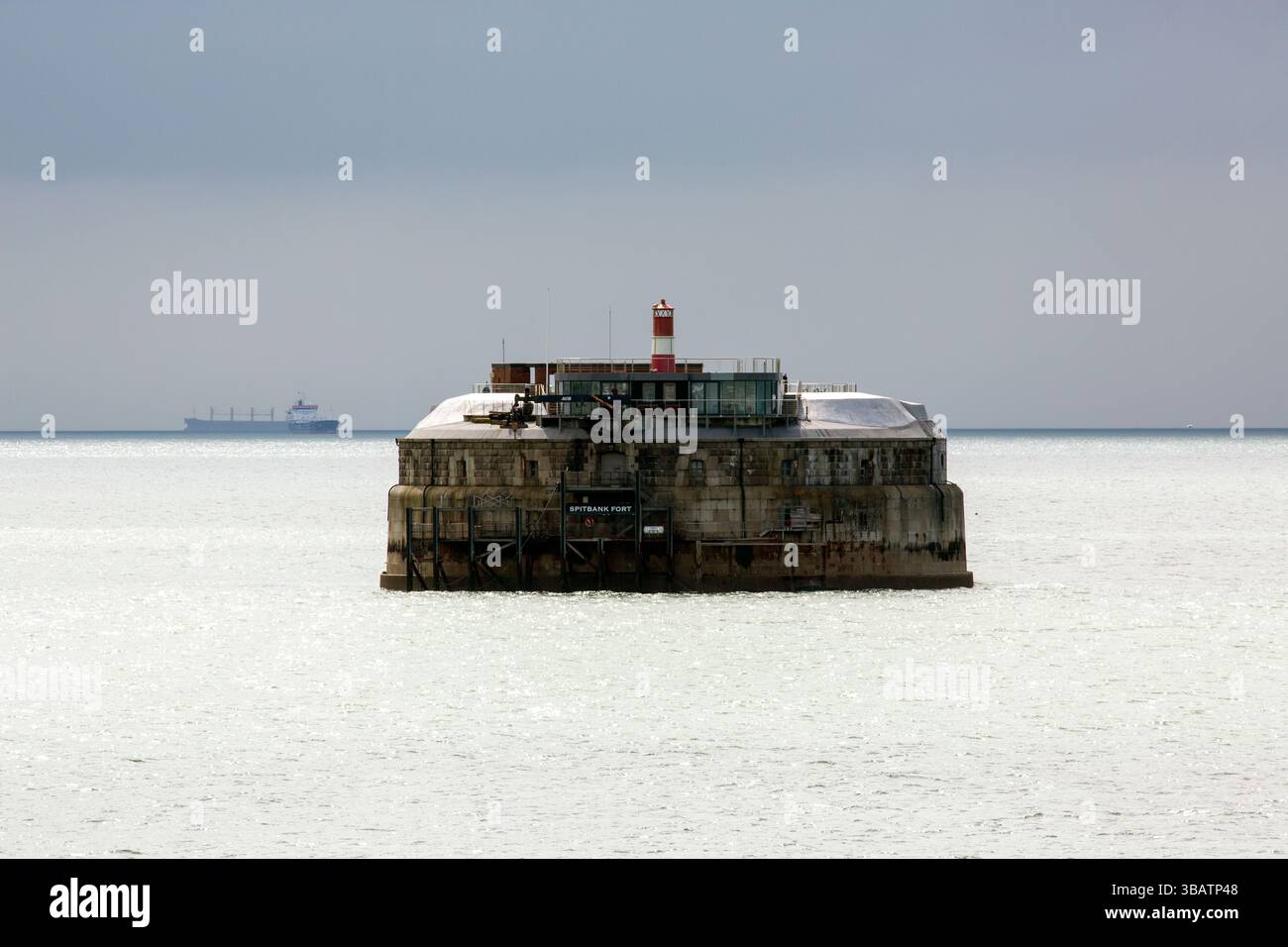 Portsmouth, Hampshire, Royaume-Uni - 22 avril 2025 : Spitbank Fort dans le Solent. Le fort de Palmerston Banque D'Images