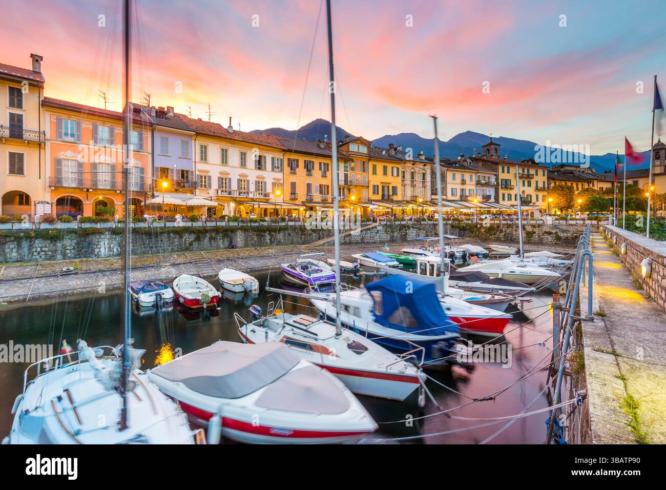 Le petit port de Cannobio, une célèbre station touristique sur le lac majeur au crépuscule. Banque D'Images