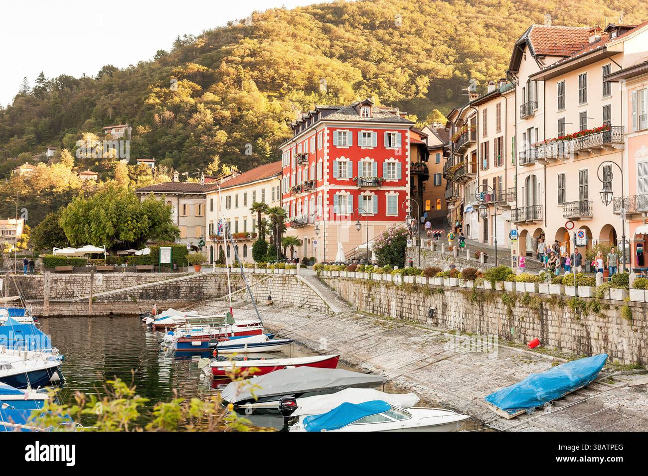 Vue de Cannobio, une petite ville sur le lac majeur, Italie Banque D'Images