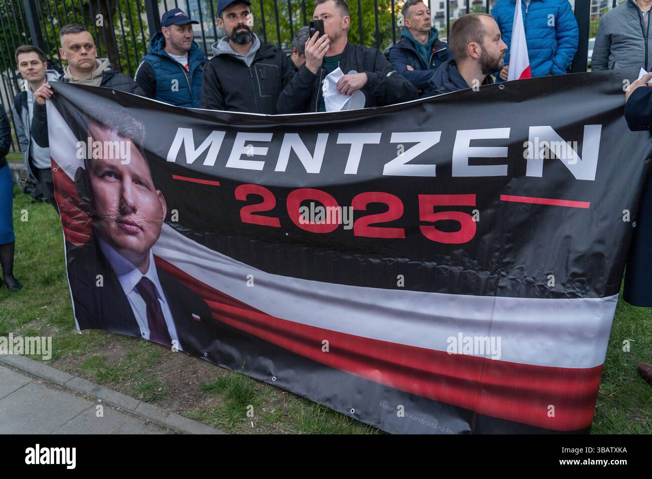 12 mai 2025, Varsovie, Pologne : les partisans de l'un des principaux favoris, Slawomir Mentzeni, candidat à la présidence de la Pologne, tiennent une bannière lors du dernier débat présidentiel avant le jour des élections. À Woronicza 17, la chaîne de télévision publique polonaise TVP a organisé un grand débat pré-électoral avec des personnalités publiques et des candidats clés. Parmi les personnes présentes figuraient Artur Bartoszewicz, Magdalena Biejat, Grzegorz Braun, Szymon Holownia, Marek Jakubiak, Maciej Maciak, Slawomir Mentzen, Karol Nawrocki, Joanna Senyszyn, Krzysztof Stanowski, Rafal Trzaskowski, Marek Woch et Adrian Zandberg. Le débat a eu lieu sous STRI Banque D'Images