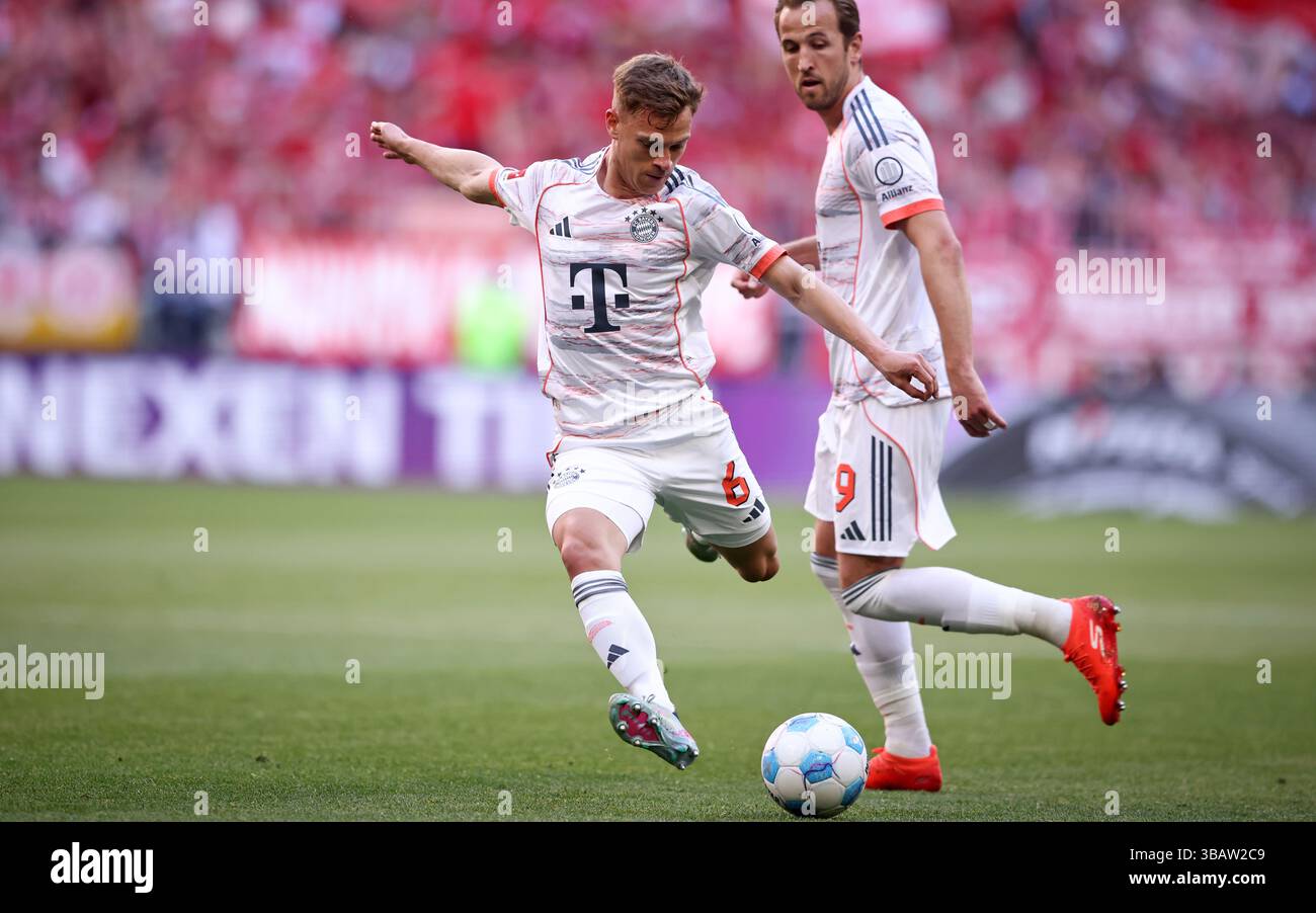 MUNICH, ALLEMAGNE - 10 MAI : Joshua Kimmich du Bayern Muenchen court avec un ballon lors du match de Bundesliga entre le FC Bayern München et le Borussia Mönchengladbach à l'Allianz Arena le 10 mai 2025 à Munich, en Allemagne. © diebilderwelt / Alamy Stock Banque D'Images