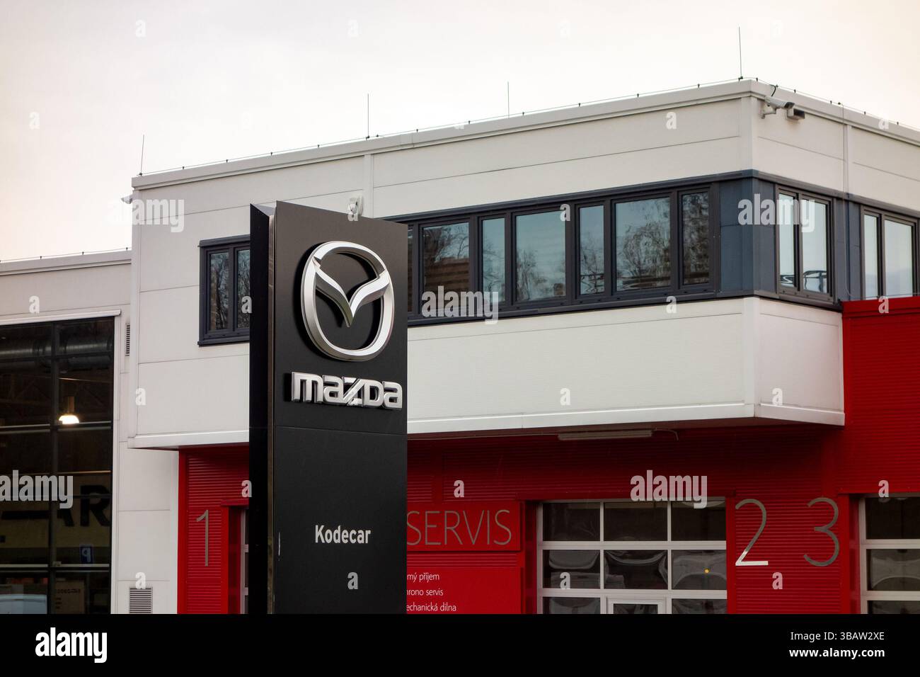 OSTRAVA, RÉPUBLIQUE TCHÈQUE - 24 NOVEMBRE 2018 : le logo Mazda sur un bâtiment de la société Kodecar, le concessionnaire automobile de véhicules Mazda et d'autres marques localisent Banque D'Images