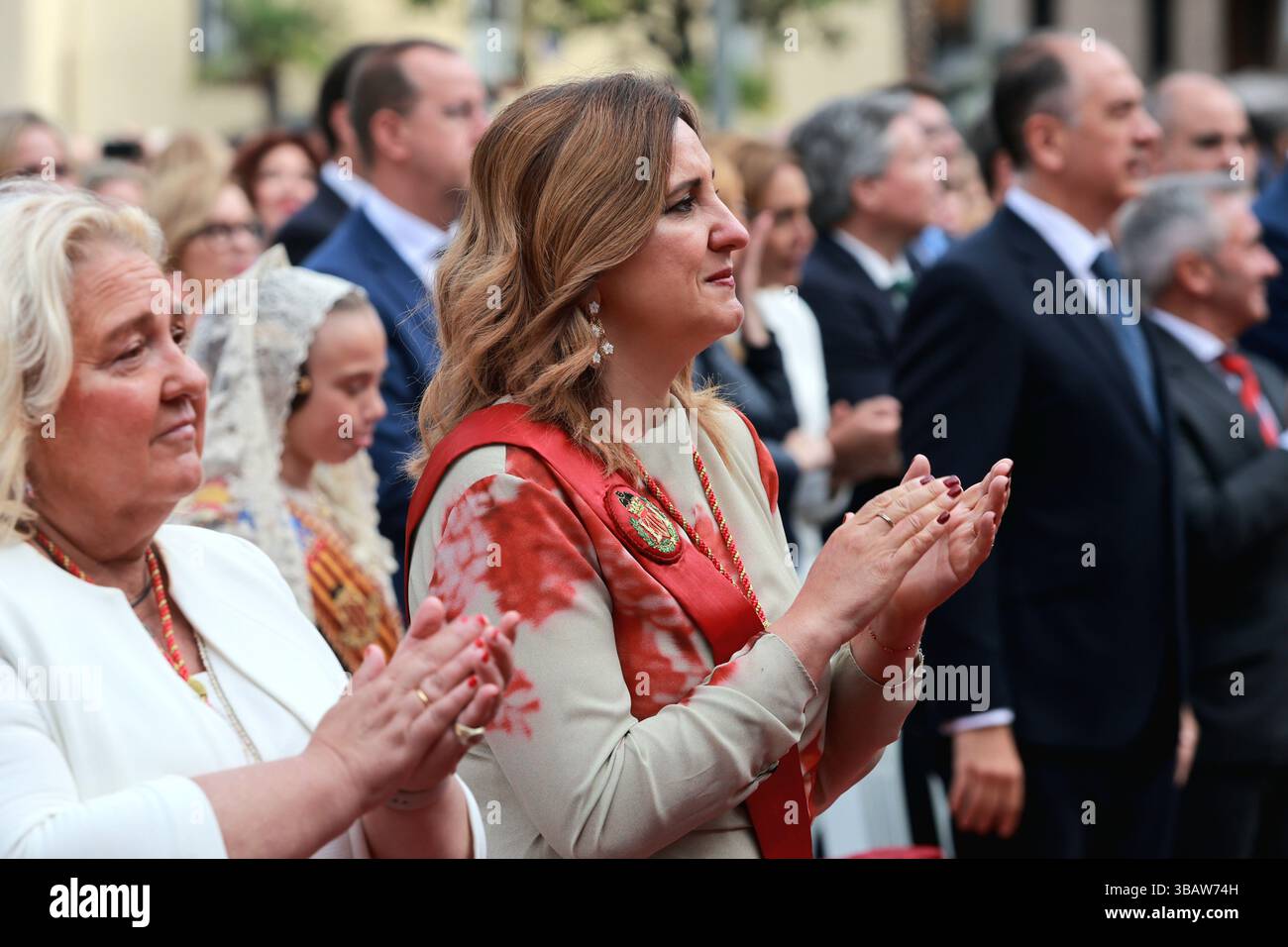 María José Catalá, maire de Valence, assiste à la messe des enfants. Banque D'Images