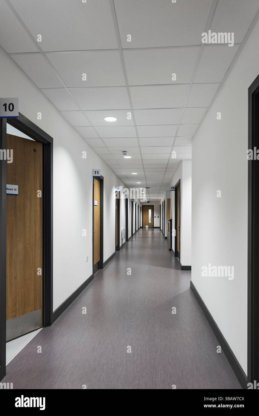 couloir médical sans personnes mais avec portes ouvertes et fermées et lignes convergentes. Banque D'Images