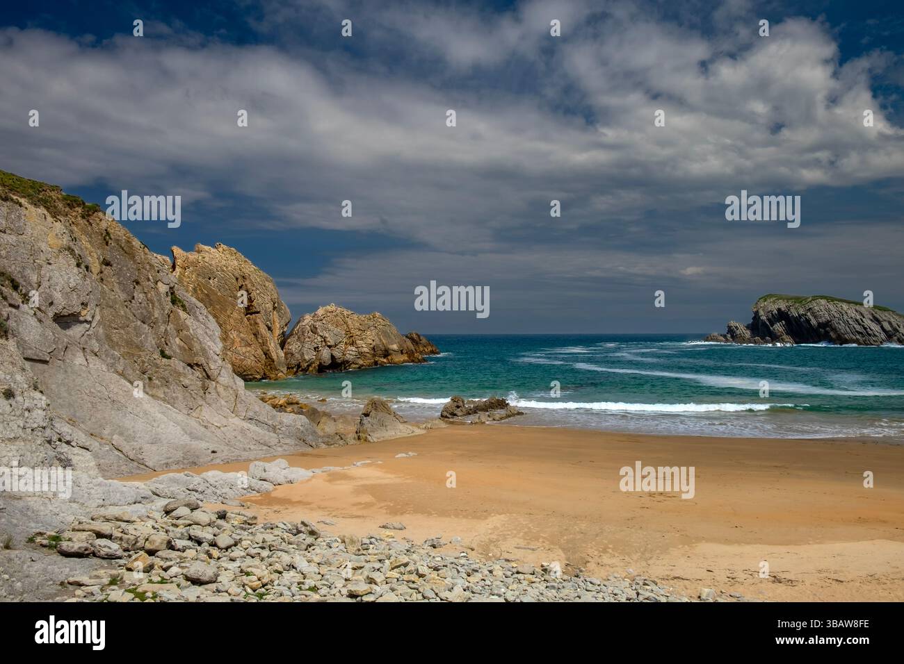 Cantabrie, paysage côtier le long de la Quebrada Costa, le côte cassée, groupe de petits îlots appelés Urros de Liencres Banque D'Images