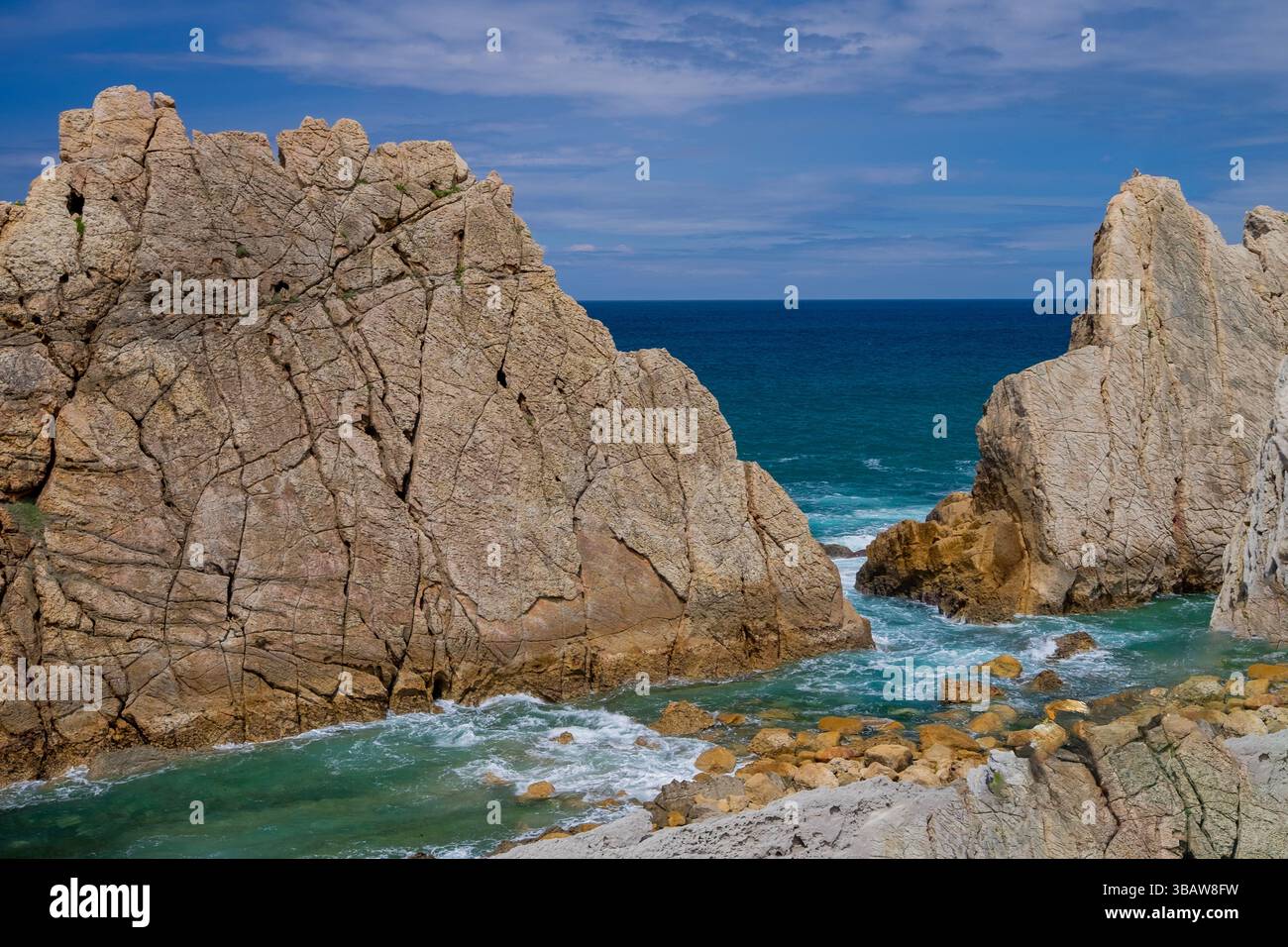 Cantabrie, paysage côtier le long de la Quebrada Costa, le côte cassée, groupe de petits îlots appelés Urros de Liencres Banque D'Images