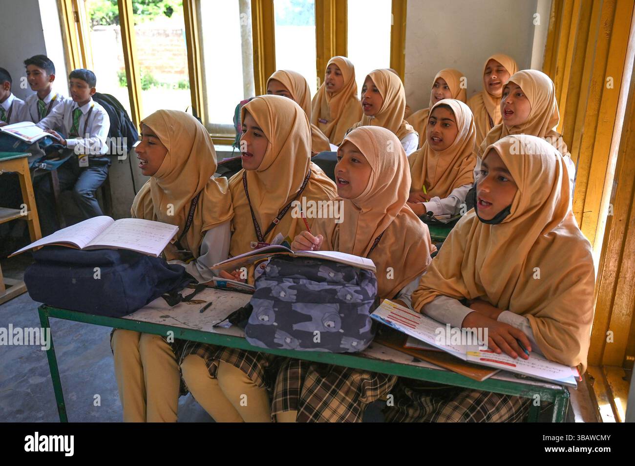 Srinagar, Inde. 13 mai 2025. SRINAGAR, INDE - 13 MAI : les élèves assistent à une classe dans leur école après sa réouverture après le cessez-le-feu Pakistan-Inde, le 13 mai 2025 à Srinagar, en Inde. (Photo de Waseem Andrabi/Hindustan Times/Sipa USA) crédit : Sipa US/Alamy Live News Banque D'Images