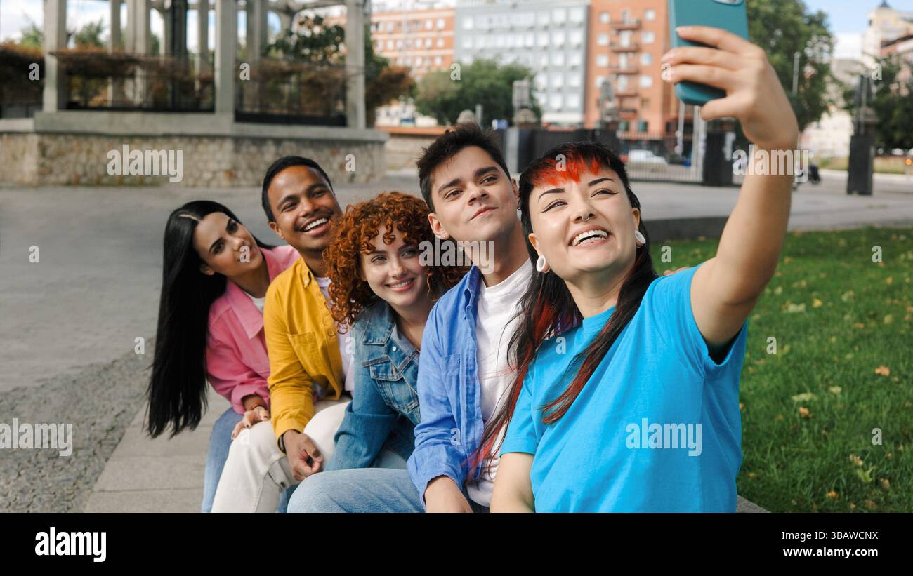 Heureux groupe d'amis prendre une photo selfie en regardant la caméra, les jeunes célèbrent ensemble Banque D'Images