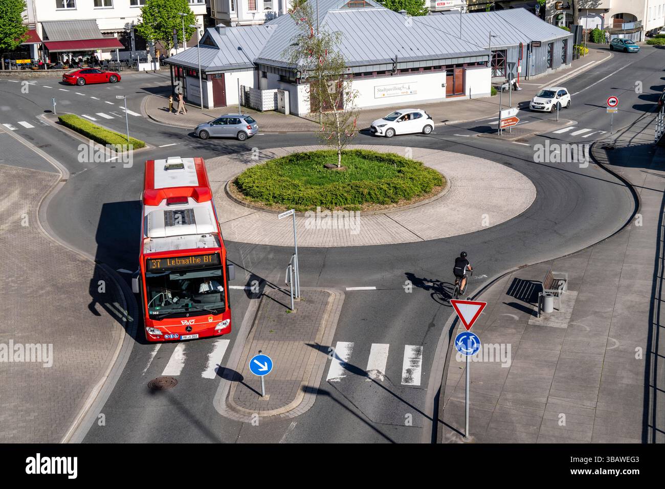 Bus de transport local, véhicules dans un rond-point, centre-ville, Altena, Rhénanie du Nord-Westphalie, Allemagne, Banque D'Images