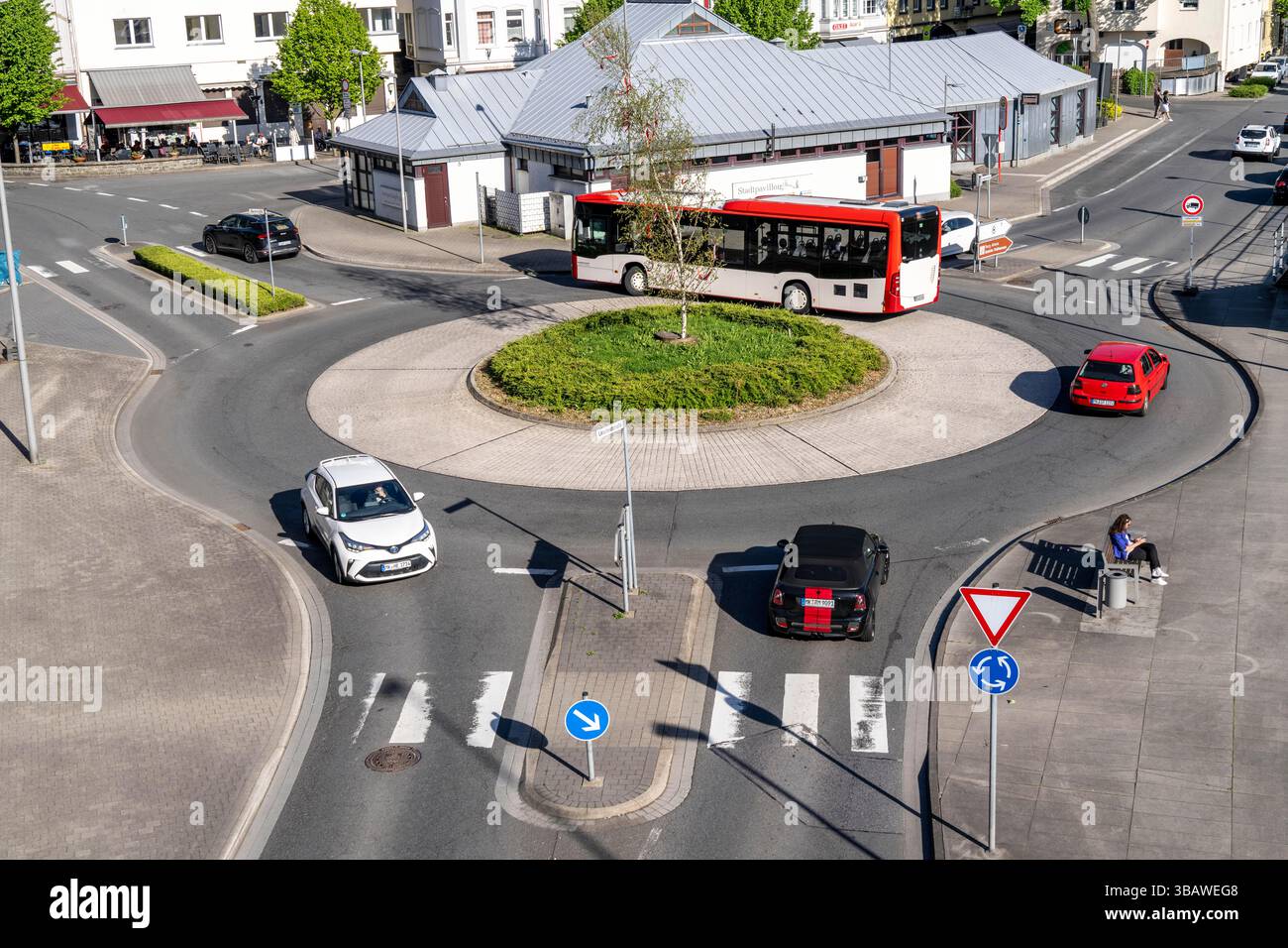 Bus de transport local, véhicules dans un rond-point, centre-ville, Altena, Rhénanie du Nord-Westphalie, Allemagne, Banque D'Images