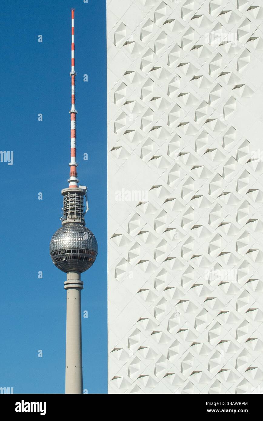 23.10.2022, Allemagne, Berlin, Berlin - façade du cinéma Kino International avec tour de télévision. 0CE221023D003CAROEX.JPG [AUTORISATION DU MODÈLE : NON, PROPE Banque D'Images
