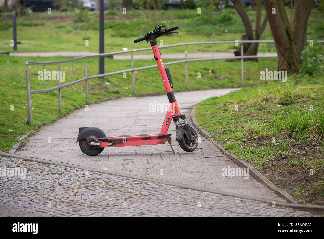18.04.2023, Allemagne, Berlin, Berlin - E-scooter garé sur une chaussée. 0CE230418D001CAROEX.JPG [AUTORISATION DU MODÈLE : NON, AUTORISATION DU PROPRIÉTAIRE : NON (c) images caro Banque D'Images