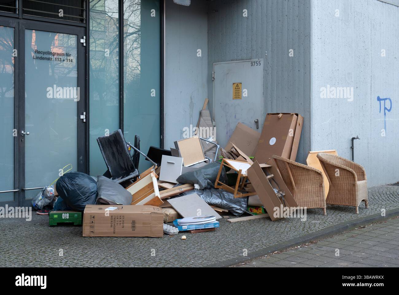 08.03.2024, Allemagne, Berlin, Berlin - déchets encombrants à l'entrée d'un bloc d'appartements sur la Mehringplatz à Kreuzberg. 0CE240308D005CAROEX.JPG [MODÈLE R Banque D'Images