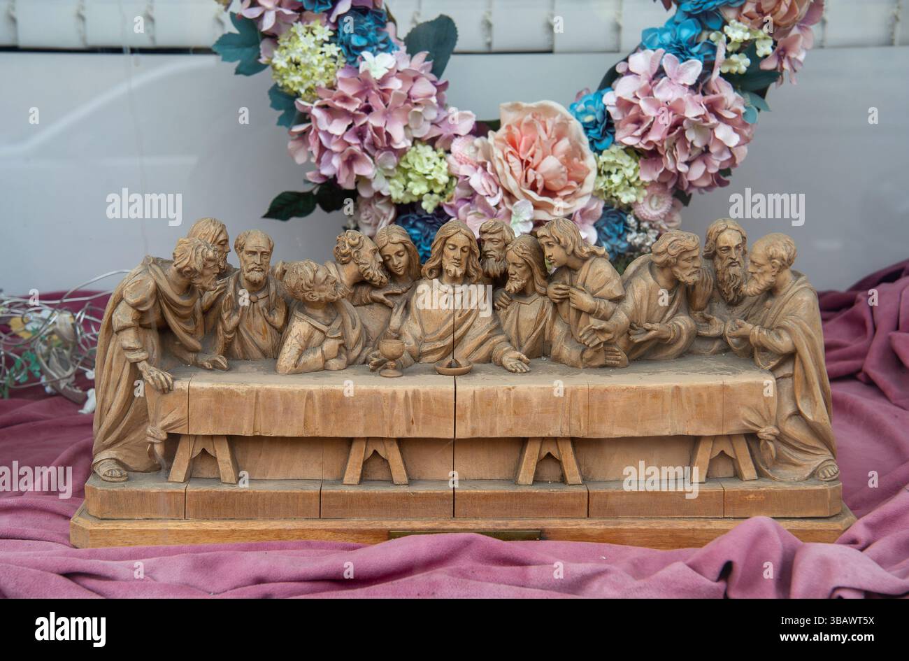 02.02.2025, Allemagne, Berlin, Berlin - figure en bois décrivant la dernière Cène dans la vitrine d'un salon funéraire. 0CE250202D001CAROEX.JPG [MODÈLE Banque D'Images
