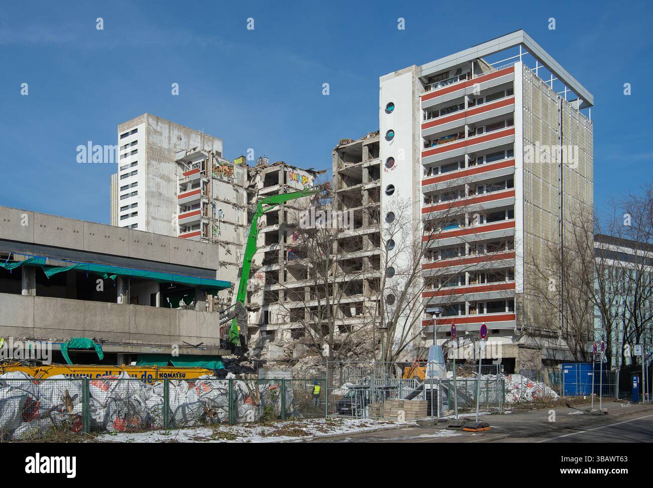 20.02.2025, Allemagne, Berlin, Berlin - démolition du complexe immobilier Mollstrasse 4 à Berlin-Mitte - utilisé comme hôtel du Groupe Mercure jusqu'en 2019. 0CE Banque D'Images