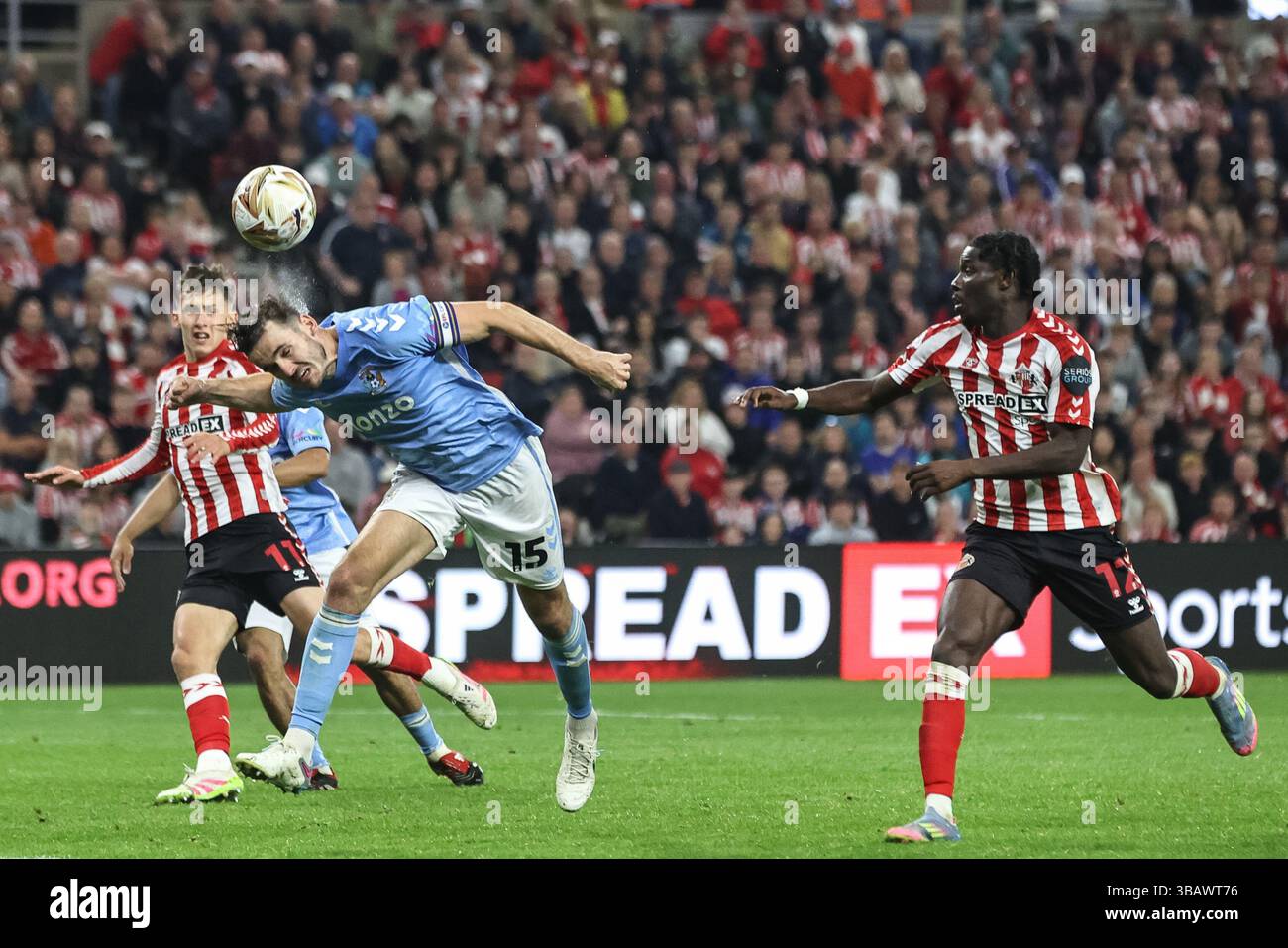 Liam Kitching de Coventry City dirige le ballon loin de sa zone défensive lors du match de demi-finale du Sky Bet Championship Sunderland vs Coventry City au Stadium of Light, Sunderland, Royaume-Uni, 13 mai 2025 (photo par Alfie Cosgrove/News images) Banque D'Images