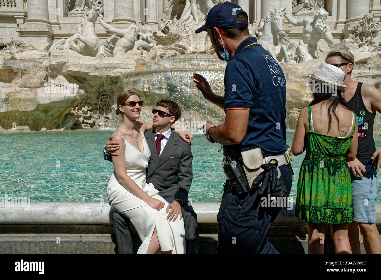 13.09.2021, Italie, Latium, Rome - ITA - Tourisme à la Fontaine de Trevi et Palazzo poli. Un policier demande à un couple marié de se lever du bord Banque D'Images