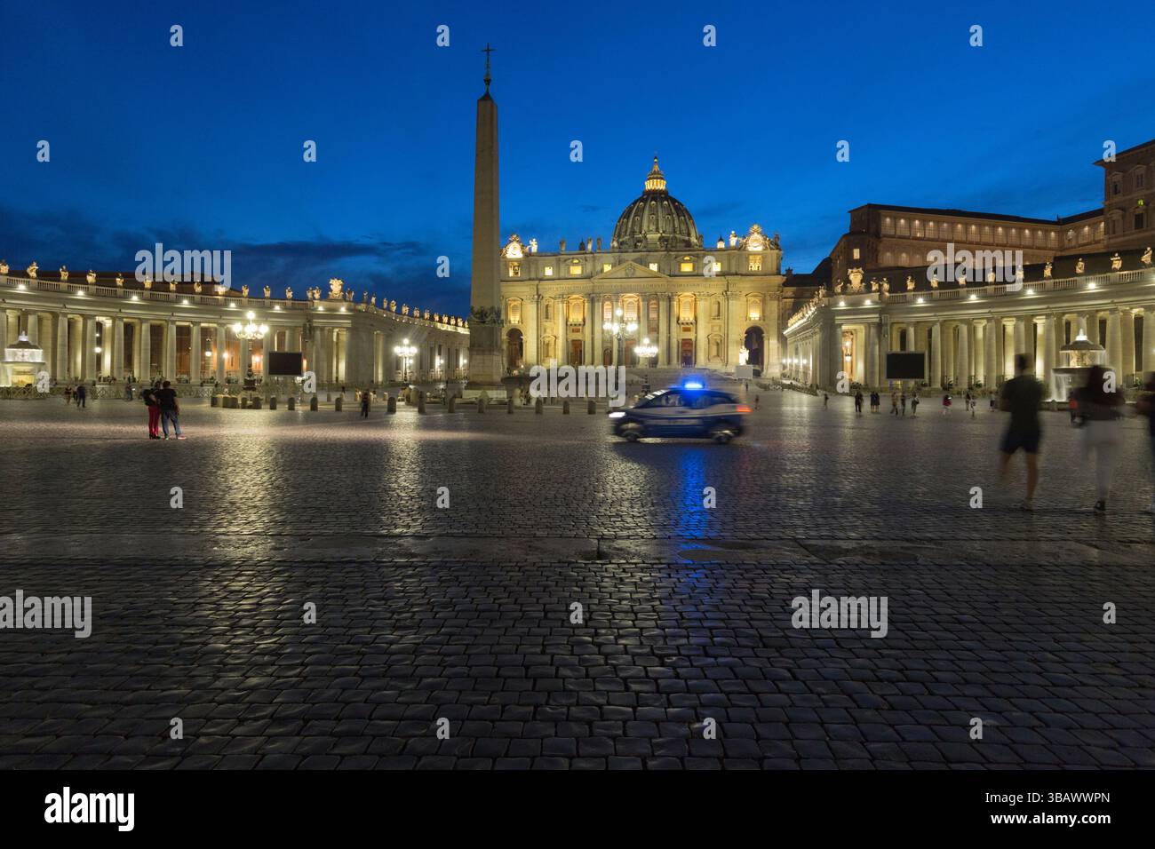 14.09.2021, Italie, Latium, Rome - ITA - Cité du Vatican. Place Saint-Pierre et basilique Saint-Pierre la nuit. Une voiture de police avec des feux bleus clignotants conduisent Banque D'Images