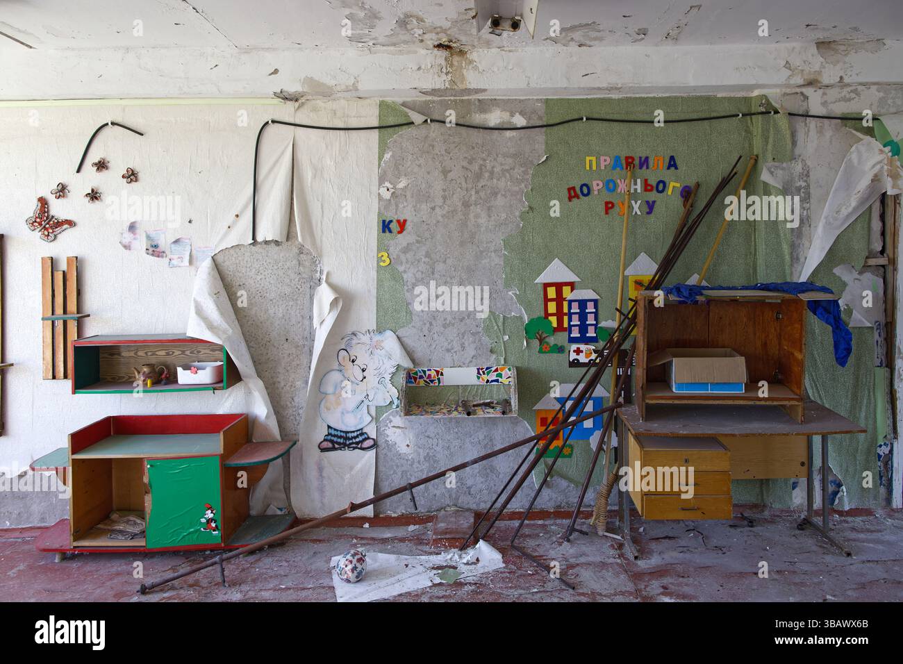 02.08.2023, Ukraine, oblast de Cherson, Myrolubimivka - destruction de l'école du village Myrolubimivka. Salle de classe. 00U230802D004CAROEX.JPG [AUTORISATION DU MODÈLE : NON, PR Banque D'Images