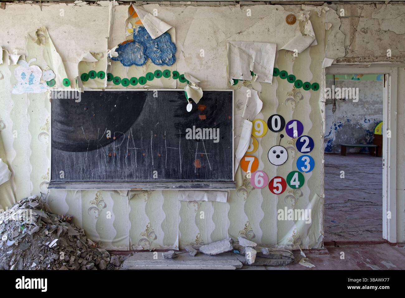 02.08.2023, Ukraine, oblast de Cherson, Myrolubimivka - destruction de l'école du village Myrolubimivka. Tableau noir dans une salle de classe. 00U230802D005CAROEX.JPG [MODÈLE Banque D'Images