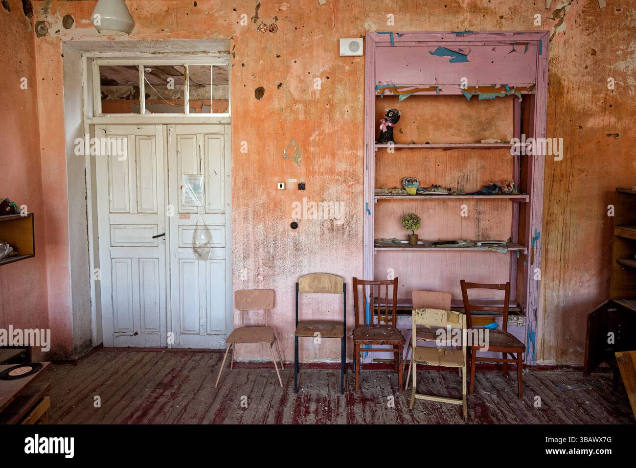 02.08.2023, Ukraine, oblast de Cherson, Lyubymivtsi - destruction de l'école du village Lyubymivtsi. Salle de classe. 00U230802D047CAROEX.JPG [AUTORISATION DU MODÈLE : NON, CORRECT Banque D'Images
