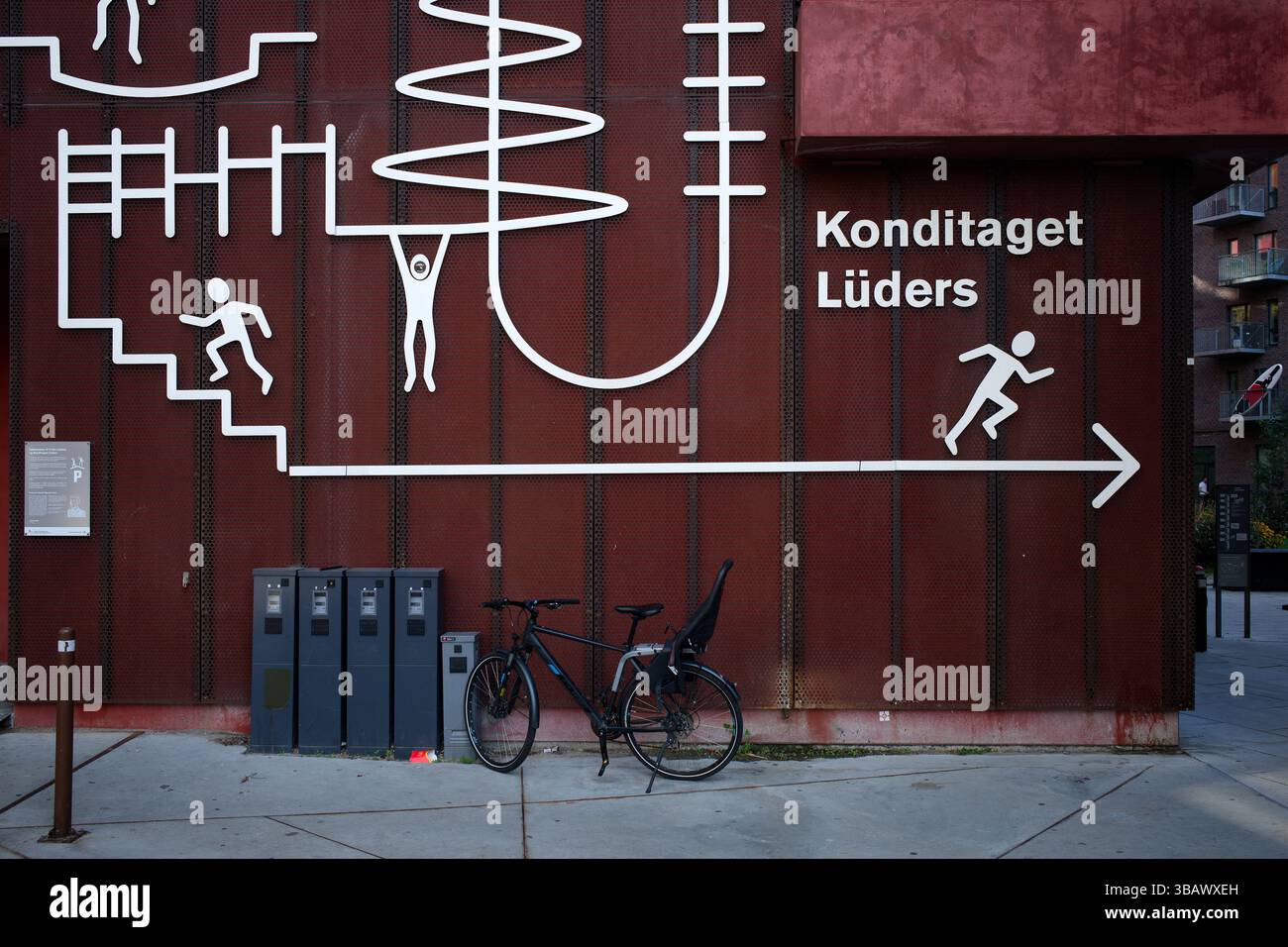 03.09.2024, Danemark, Hovedstaden, Copenhague - Nordhavn district. Aire de jeux avec vue : parking Lueders à Copenhague. FaÁade et la conception du toit était d Banque D'Images