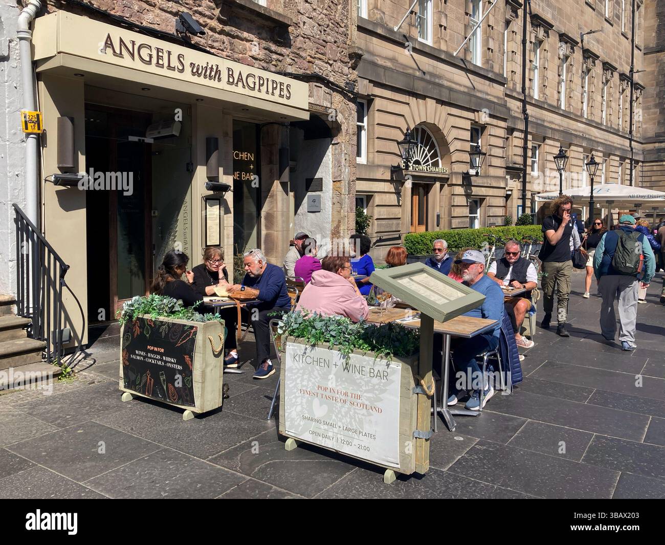 Anges avec cornemuse, restaurant écossais et bar à vin, Royal Mile, Édimbourg Écosse - Image de stock capturée avec un smartphone