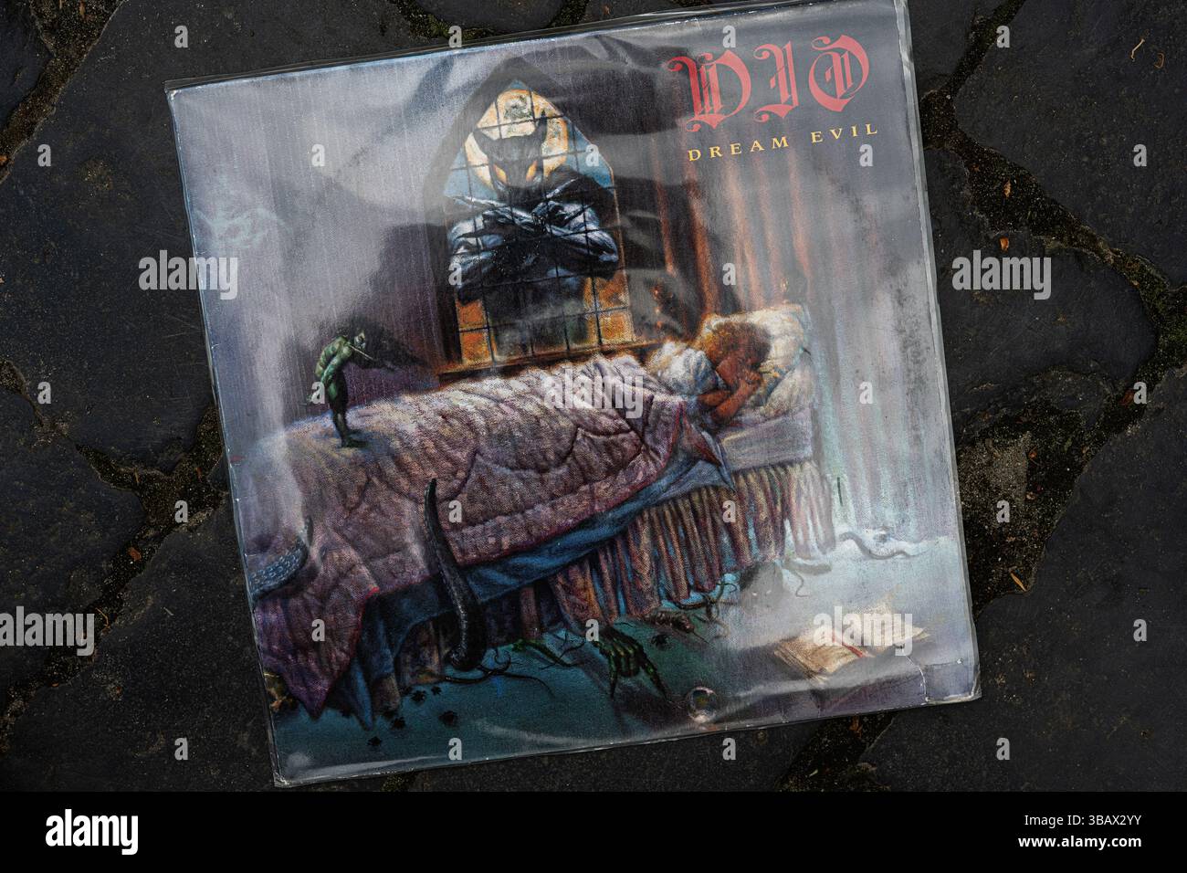 Lviv, Ukraine - 13 mai 2025 : pochette de l'album Dream Evil de Dio 1987, avec des images vives Banque D'Images