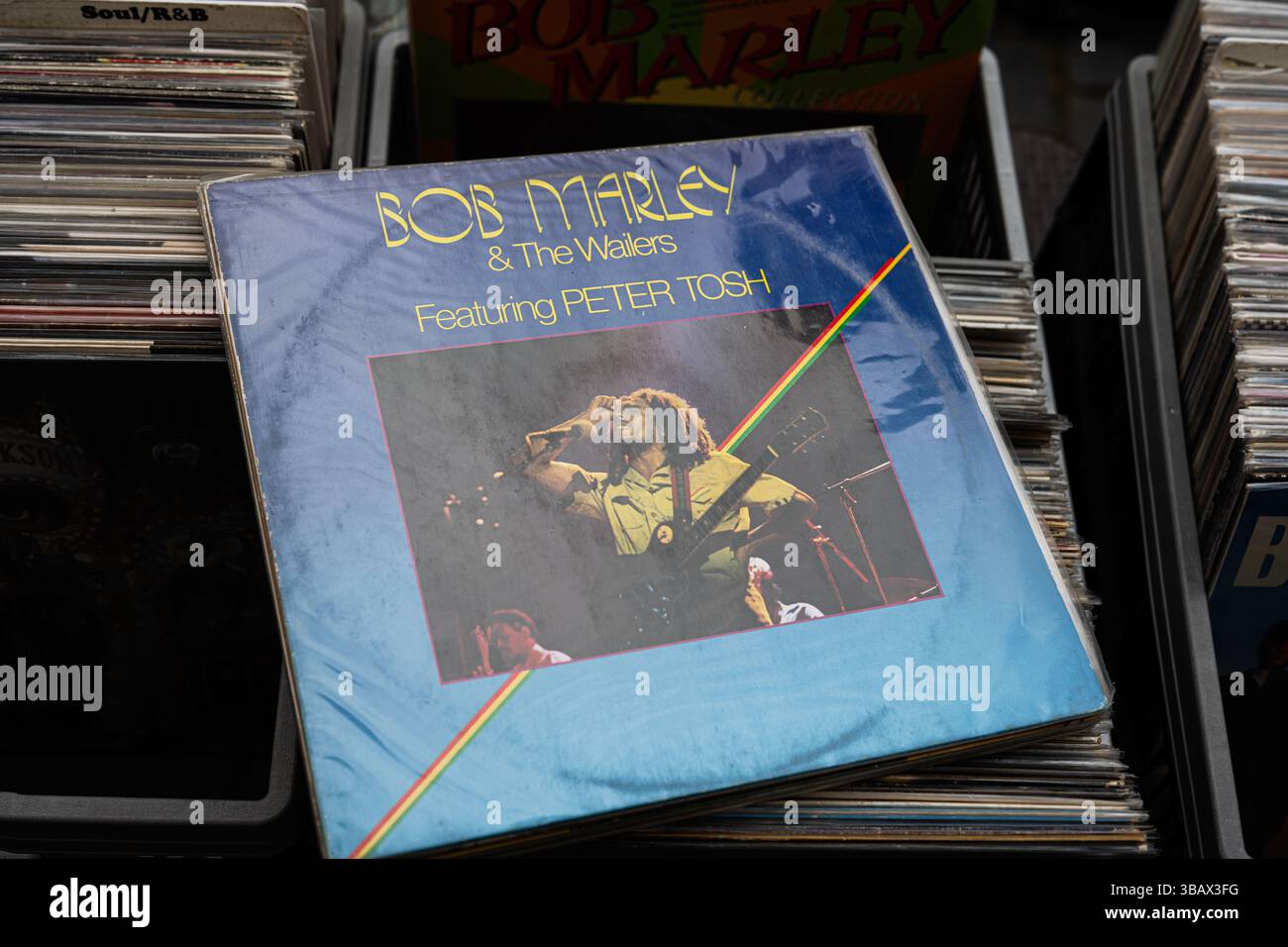 Lviv, Ukraine - 13 mai 2025 : couverture en vinyle reggae emblématique de Bob Marley et les Wailers aux couleurs vives. Banque D'Images