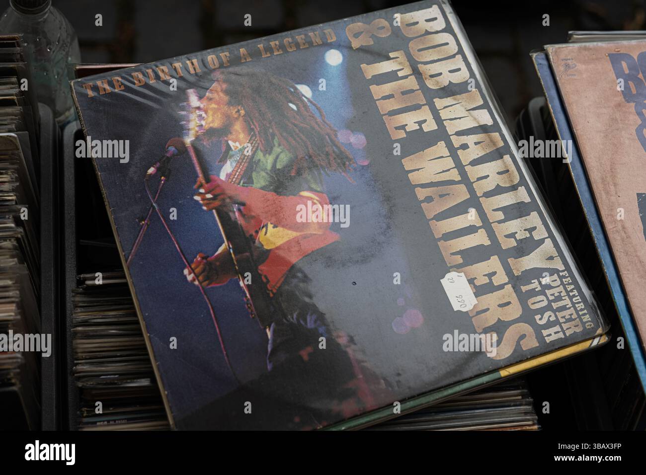 Lviv, Ukraine - 13 mai 2025 : album vinyle mettant en vedette Bob Marley et les Wailers avec des illustrations de musique reggae. Banque D'Images