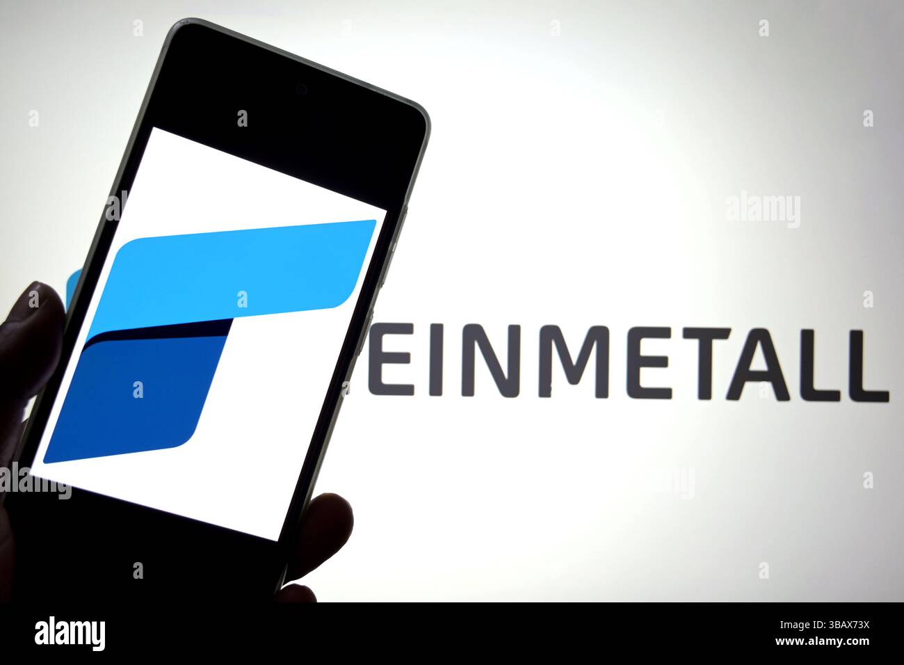 Inde. 13 mai 2025. Dans cette illustration photo, un logo Rheinmetall est visible affiché sur un smartphone et en arrière-plan. (Crédit image : © Avishek Das/SOPA images via ZUMA Press Wire) USAGE ÉDITORIAL SEULEMENT ! Non destiné à UN USAGE commercial ! Banque D'Images