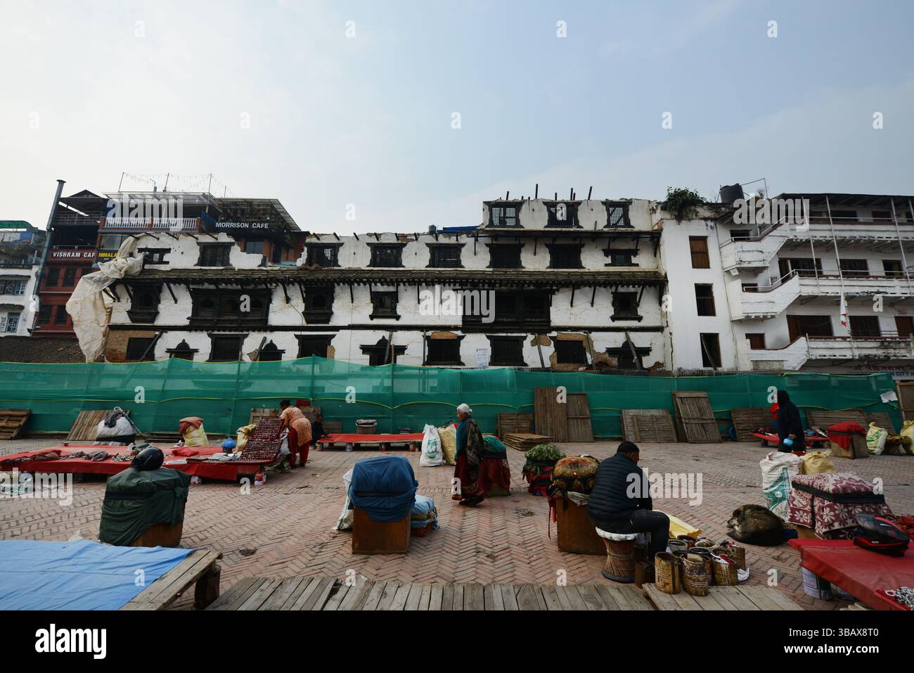 Travaux de rénovation d'un bâtiment endommagé par le tremblement de terre de 2015 à Durbar Square, Katmandou, Népal. Banque D'Images