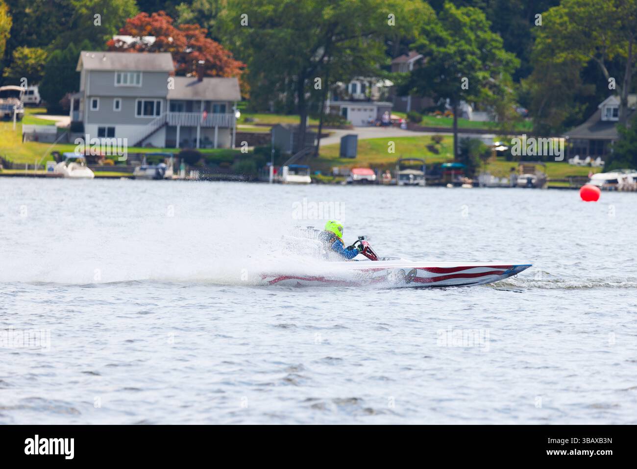 Bateaux à moteur de course sur un lac avec de grands sillons derrière eux sous forme de spray. Les bateaux roulent à toute vitesse sur l'eau Banque D'Images