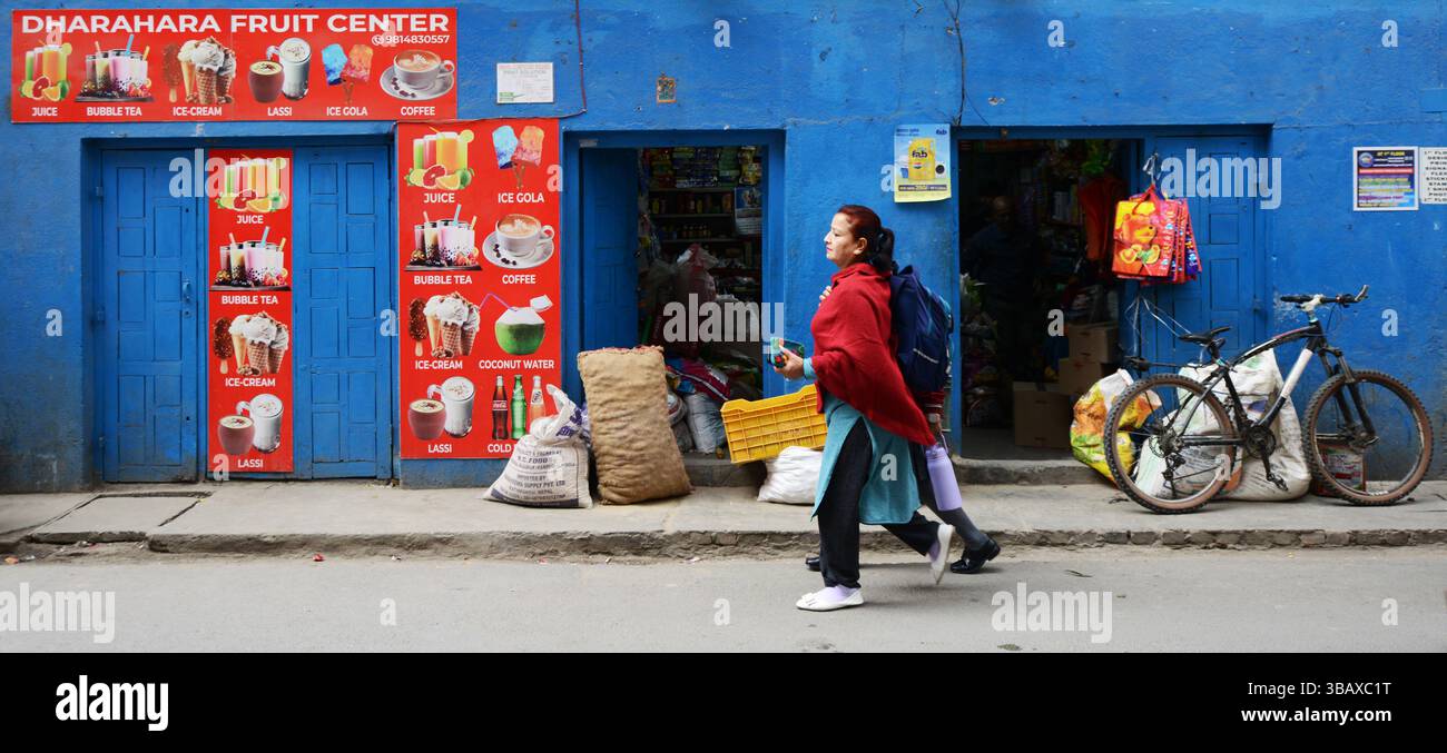 Un bâtiment bleu coloré dans le quartier de Thamel à Katmandou, au Népal. Banque D'Images