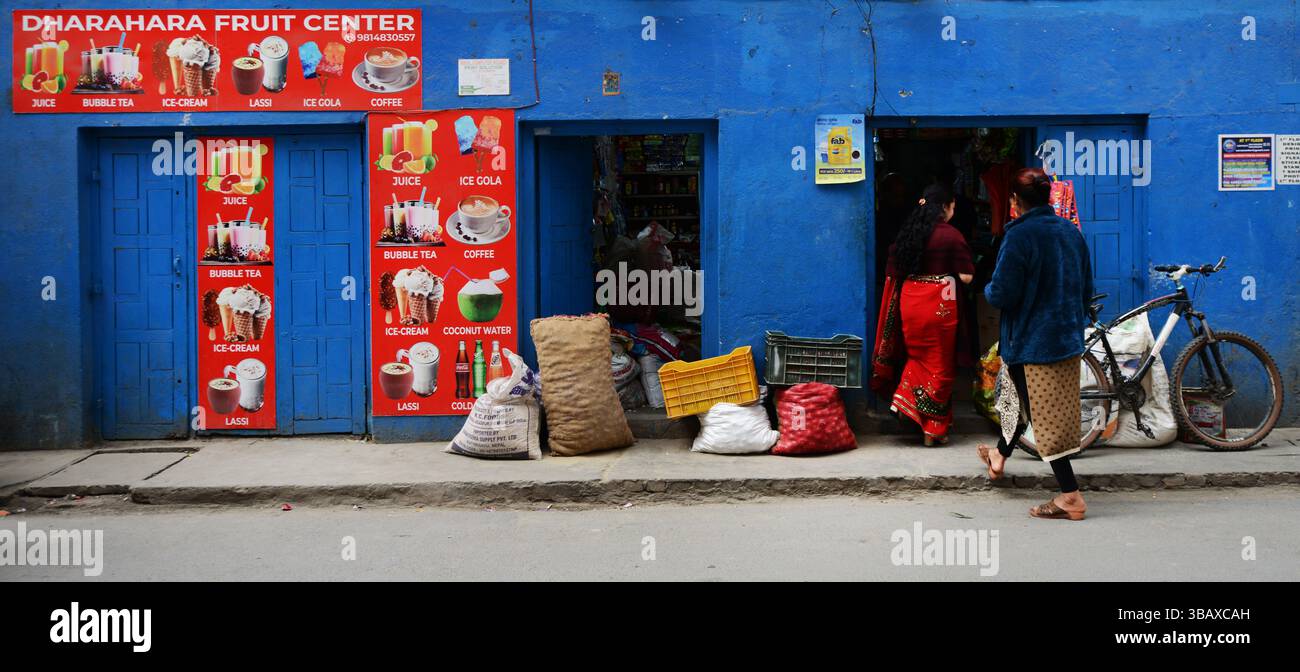 Un bâtiment bleu coloré dans le quartier de Thamel à Katmandou, au Népal. Banque D'Images
