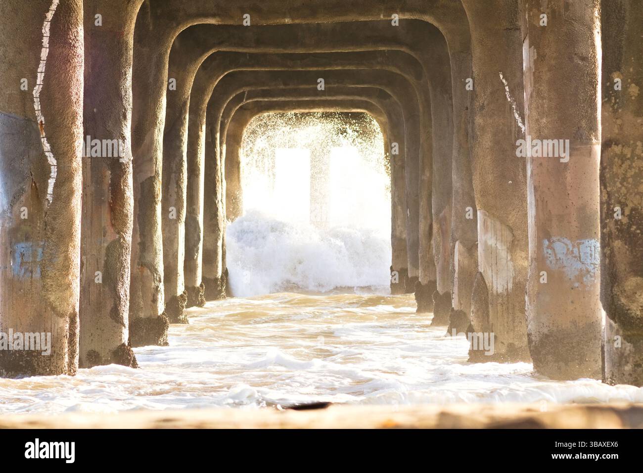 Les vagues se brisent sous la jetée de Manhattan Beach Banque D'Images
