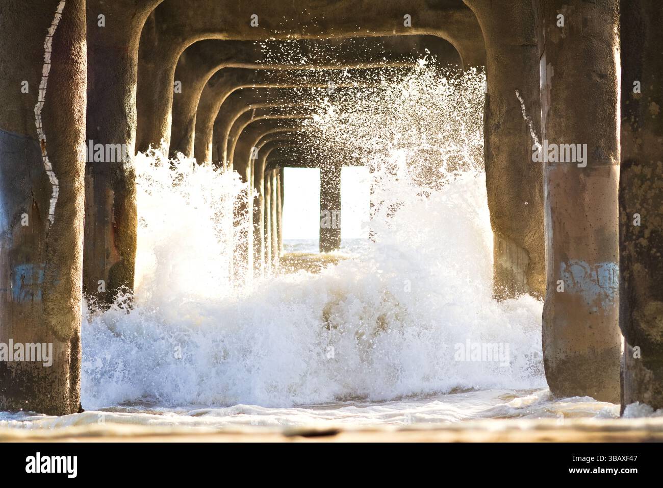 Les vagues se brisent sous la jetée de Manhattan Beach Banque D'Images