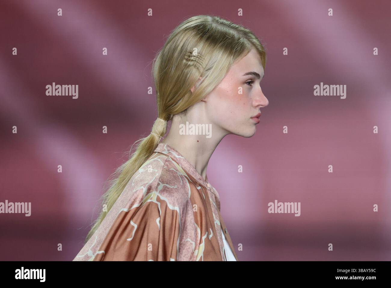 Sydney, Australie, 14 mai 2025. Un mannequin marche sur la piste lors du défilé Ngali lors de la semaine de la mode australienne de l'AFC 2025 présentée par Shark Beauty au Carriageworks le 14 mai 2025 à Sydney, en Australie. Crédit : /Speed Media/Alamy Live News Banque D'Images