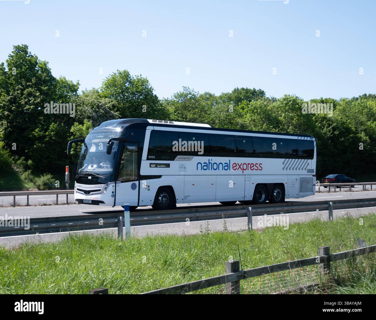 Autocar National Express sur l'autoroute M40, Warwickshire, Royaume-Uni Banque D'Images