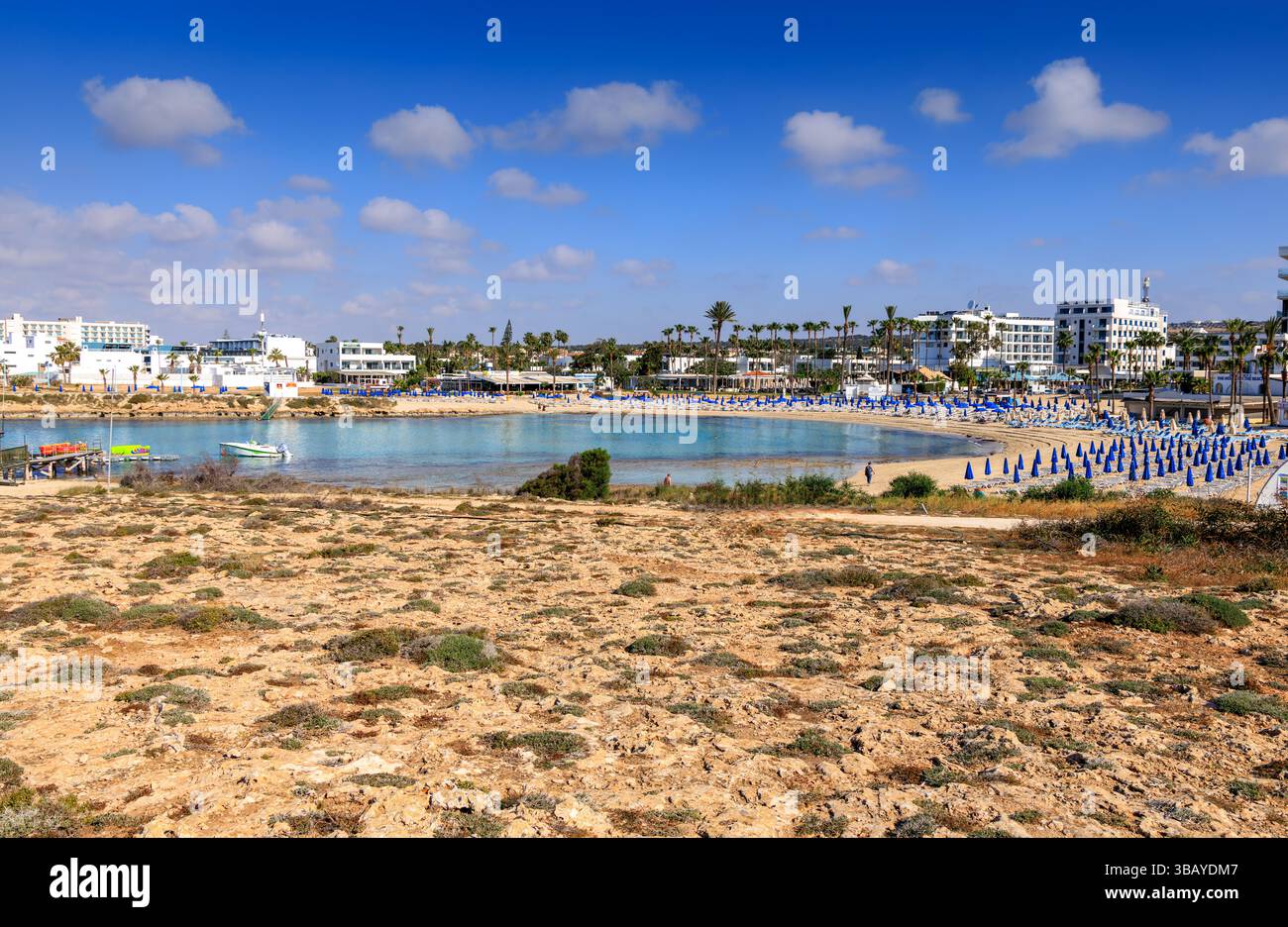 AYIA NAPA, CHYPRE - AVRIL 29 : (NOTE DE LA RÉDACTION : un filtre de couleur graduée a été utilisé pour cette image.) Vue générale de la plage de Vathia Gonia le 29 avril 2025 à Ayia Napa, Chypre. Banque D'Images