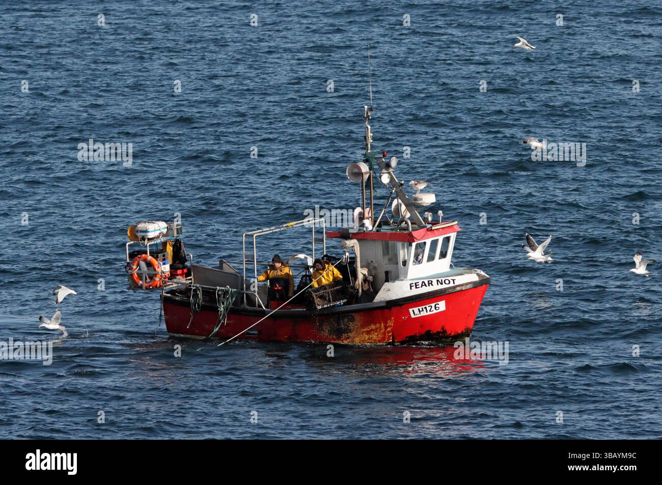 Bateau de pêche au homard transportant des casiers à homard, Royaume-Uni. Banque D'Images