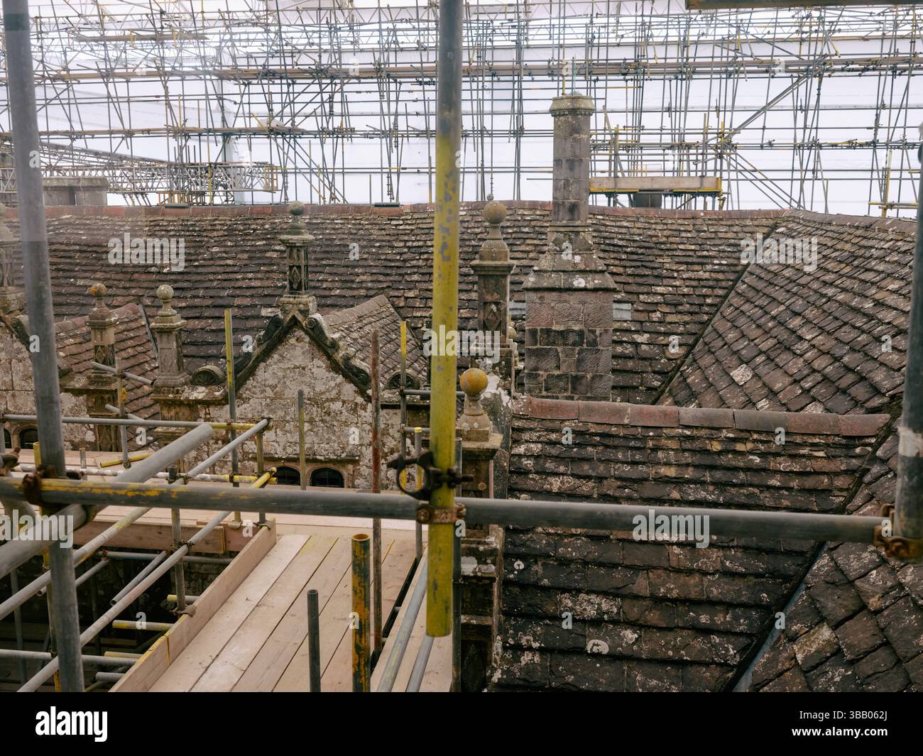 Wakehurst place Maison toit avec échafaudage en rénovation dans le Sussex de l'Ouest, Angleterre Royaume-Uni Banque D'Images