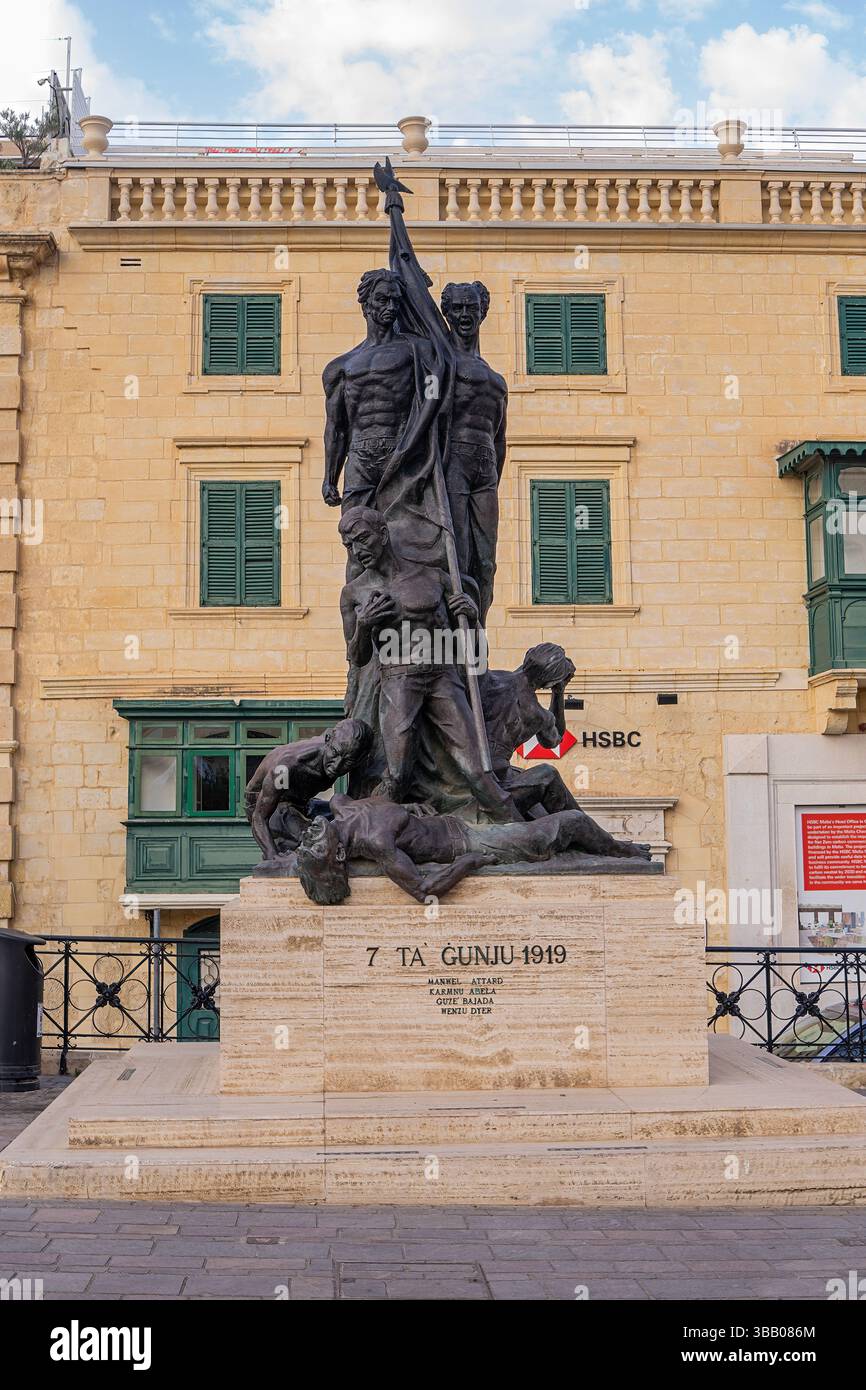 La base de pierre détient un monument dramatique représentant les morts et les levants, monument représente un moment tragique dans Maltas passé, monument dédié à ceux qui ont perdu pour Banque D'Images