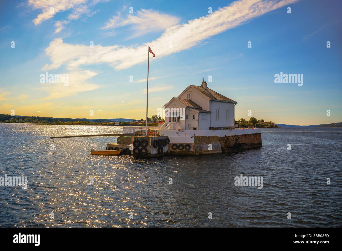 Dyna Fyr Lighthouse Restaurant à Sunset, Oslofjord, Norvège Banque D'Images