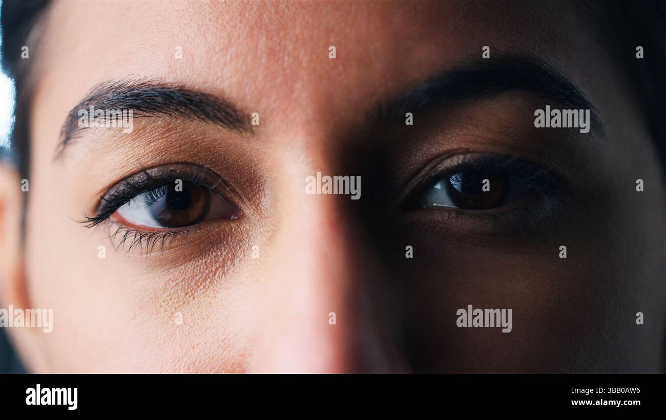 Gros plan sur le visage de la jeune femme en se concentrant sur ses yeux Banque D'Images