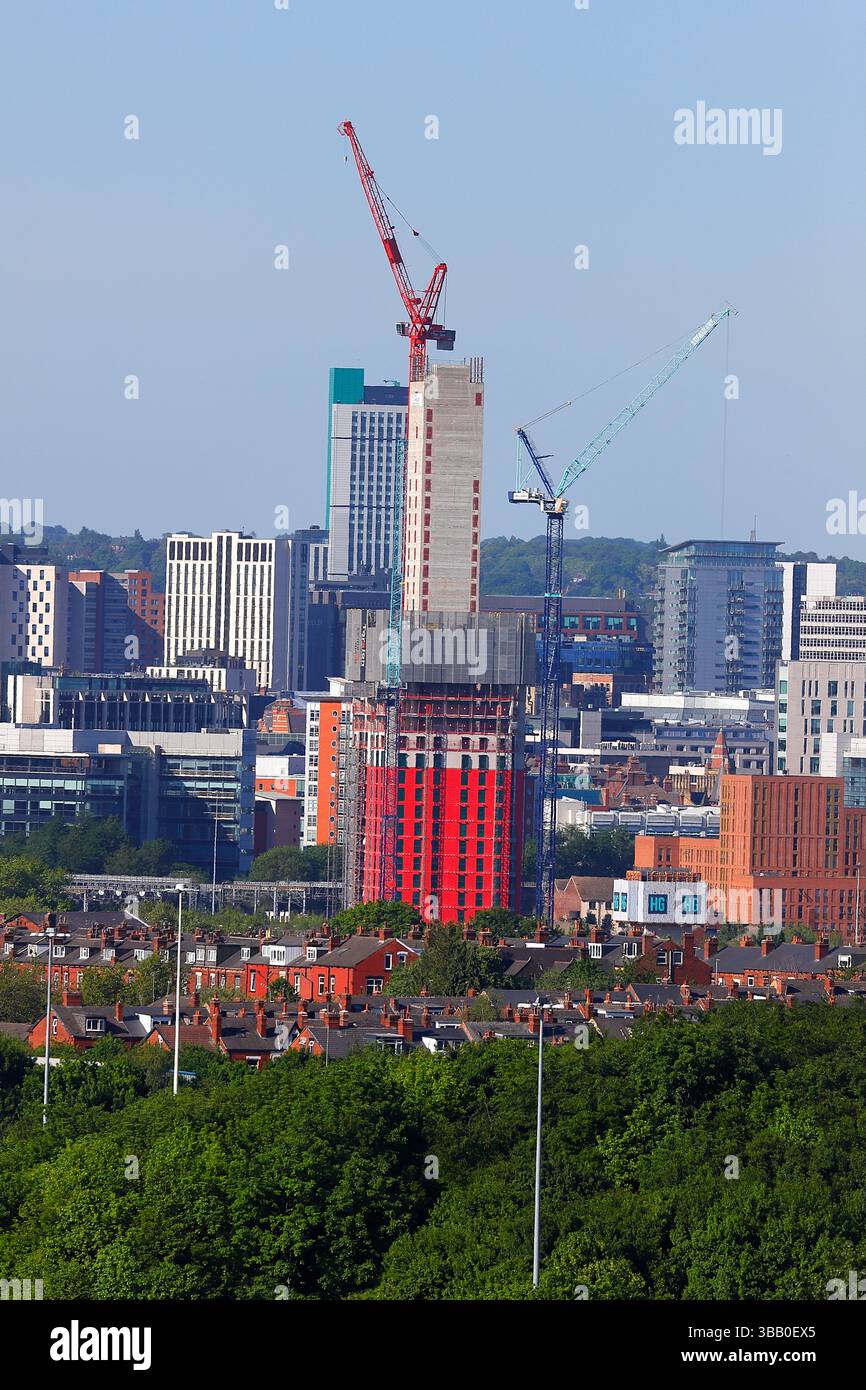 Sky Gardens en construction et Sky Plaza en arrière-plan dans le centre-ville de Leeds Banque D'Images