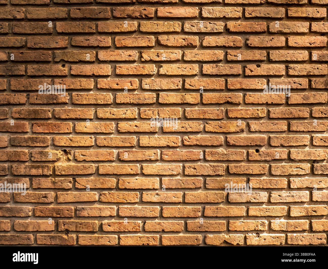 vieille fissure de fond de texture de mur de brique rouge sur la surface avec la lumière et l'ombre Banque D'Images