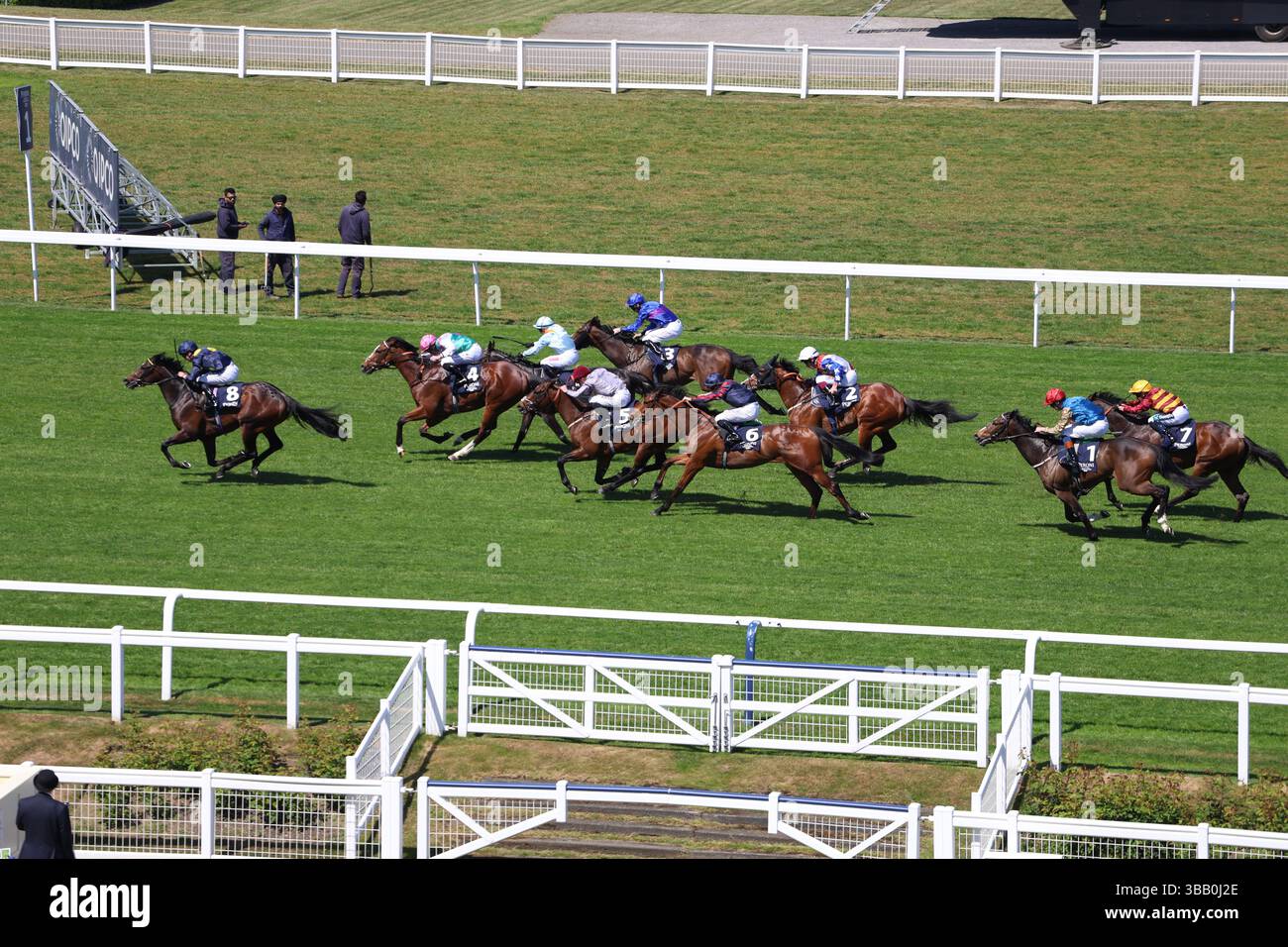 Action shootée à Ascot – 10 mai 2025. Les jockeys et les pur-sang se sont montrés élégants avant le début de la course Banque D'Images