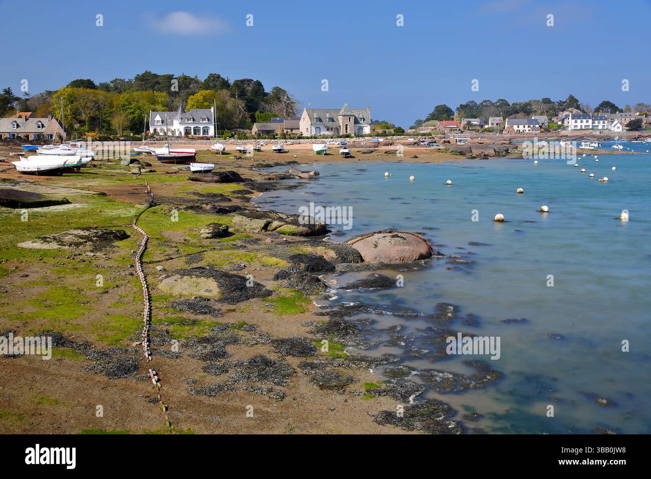Le port de pêche de Ploumanach, Perros Guirec, Bretagne, côtes d'Armor, France, avec des bateaux d'amarrage et des maisons traditionnelles Banque D'Images