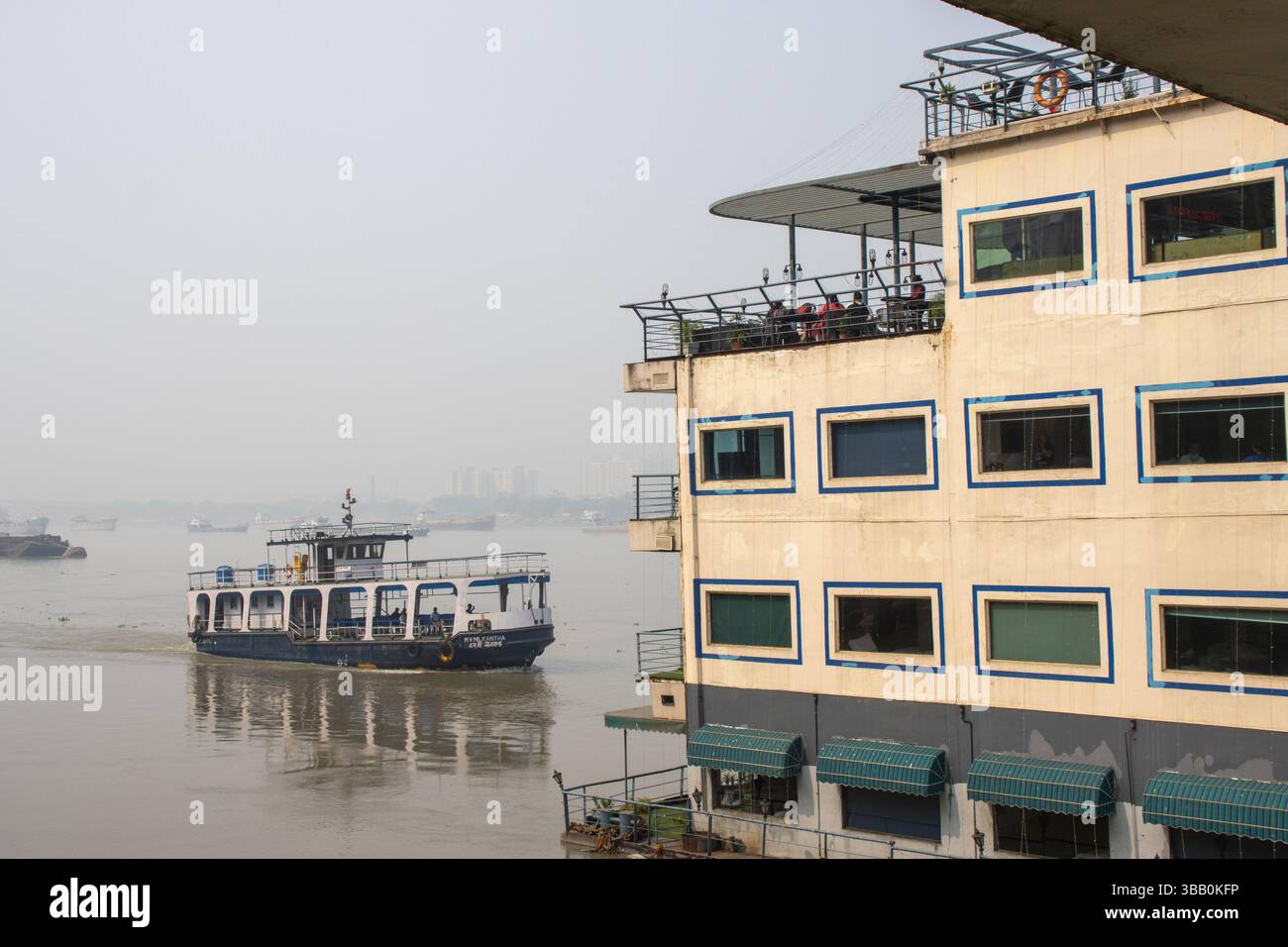 KOLKATA, BENGALE OCCIDENTAL, INDE - 15 FÉVRIER 2024 le flotteur de polo sur la rivière Hoosely ou Ganga Banque D'Images